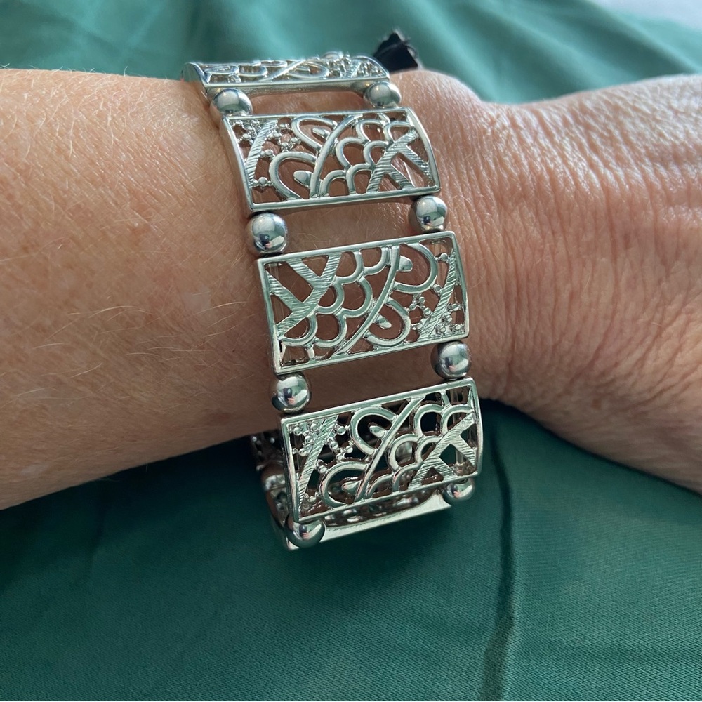 ☃️ Beautiful Avenue silver/elastic wide bangle bracelet. NWT